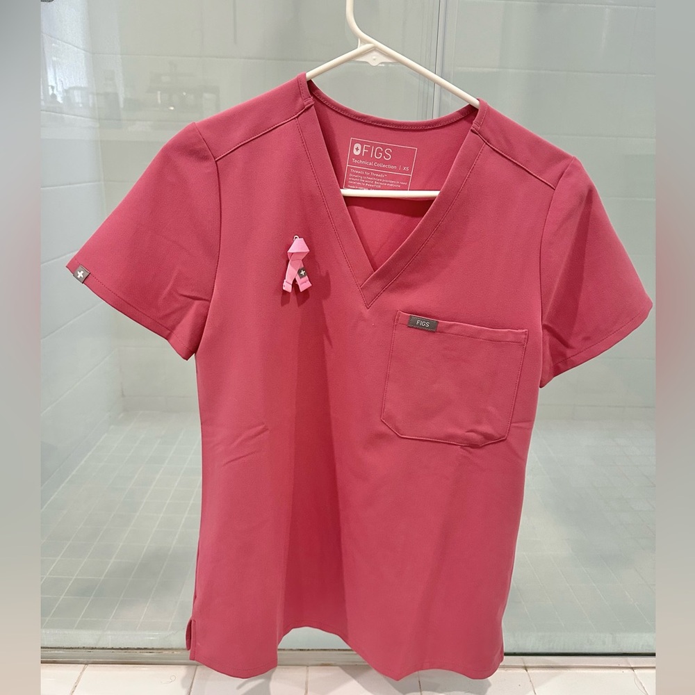 Figs Quartz scrub top